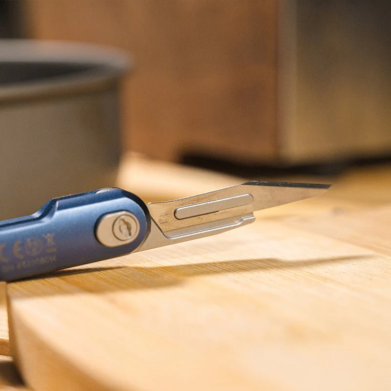 E62 Multifunktionaler EDC-Taktikstift, Licht und Messer - Image 8